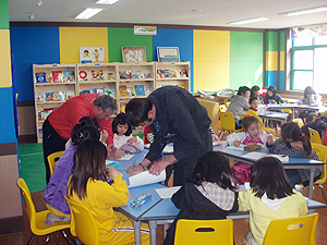 칠곡 왜관초교 학생들이 원어민 강사로부터 영어 수업을 받고 있다.
