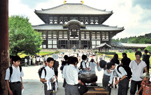 ▲세계 최대의 목조건물인 도다이지(東大寺) 대불전(大佛殿). 두차례 화재로 소실돼 1692년 예전에 비해 3분의 1 크기로 현재와 같이 중건됐고 그 안에 청동대불이 들어있다. 앞에는 사찰에 들어가기전에 향 연기로 몸을 깨끗이 하는 일본인들.