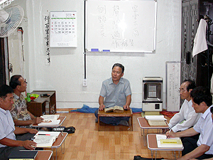 영천향교 국학학원 한문교실에 참여한 노인들이 맹자집주 강독에 열중하고 있다.
