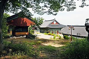 소보 법주사(사진)는 신라의 대표 사찰이며 고로 인각사는 고려 불교의 중심 사찰이다. 군위는 신라와 고려 불교의 중심에 서서 화려한 불교 문화를 꽃피워왔다.