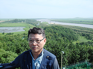 지난달 간도 일대를 둘러본 계명대 이성환 교수. 간도와 북한·러시아 3국의 접경지대로 뒤편에 러시아와 북한을 연결하는 두만강 철교가 보인다.