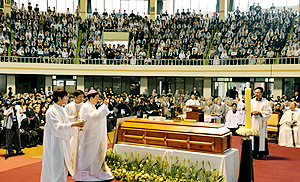 고 최영수 요한 대주교의 장례미사가 4일 오전 대구 성김대건기념관에서 봉헌됐다. 조환길 주교가 성수를 뿌리며 장례미사를 집전하고 있다. 이채근기자 mincho@msnet.co.kr