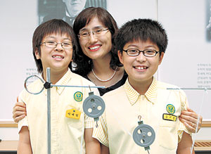 ▲왼쪽부터 이예인군, 박연홍 교사, 강대훈군.
