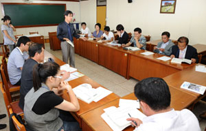 5일 대구대 대명동 캠퍼스에서 열린 대경권 도시대학 참가자들이 팀을 나눠 사업 대상지 선정과 주제에 대해 토론을 벌이고 있다. 정운철기자 woon@msnet.co.kr
