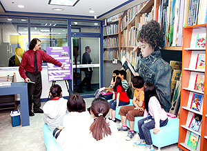 안동영어마을이 흥미로운 체험 프로그램으로 학생들에게 인기를 끌고 있다.