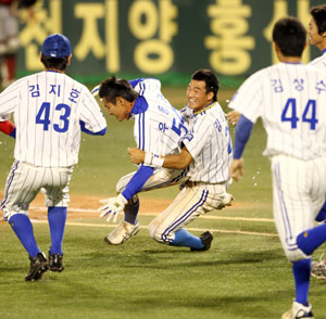 9일 대구시민야구장에서 열린 프로야구 경기에서 삼성 라이온즈의 우동균이 11회말 1사 만루 때 3루 주자로 나가 있다가 LG 트윈스 투수 경헌호의 폭투로 홈을 밟아 경기를 끝낸 뒤 김상수에게 붙잡히는 바람에 동료들의 거친(?) 축하 세례를 온몸으로 받고 있다. 삼성 라이온즈 제공