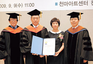 ▲영남대에서 명예공학박사학위를 받은 이상철 회장(왼쪽 두 번째)이 부인과 함께 이효수 영남대 총장(오른쪽) 등과 기념촬영을 하고 있다. 영남대 제공