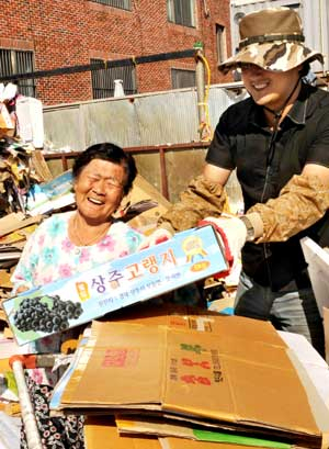 본사 사회부 기획사건팀 임상준기자가 김순희 할머니의 폐지 줍는 일을 도우며 현장체험을 하고 있다. 성일권기자 sungig@msnet.co.kr