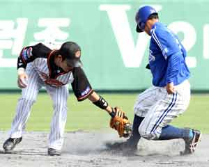 13일 부산 사직구장에서 열린 프로야구 경기에서 삼성 라이온즈의 강봉규가 4회초 2사 1루 때 1루 주자로 나가 있다가 2루 도루를 시도, 롯데 자이언츠 유격수 김민성의 태그에 앞서 세이프되고 있다. 삼성 라이온즈 제공