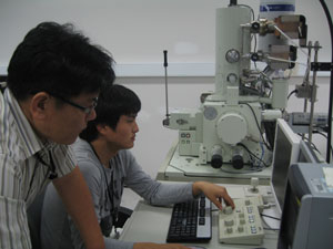 구미전자정보기술원 내 표면분석실에서 연구원들이 R＆D 과제 연구를 하고 있다. 이창희 기자