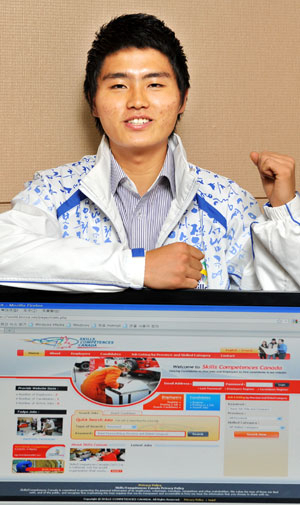 국제기능올림픽에서 동메달을 딴 이동규씨가 빠른 손놀림으로 대회 당시 과제를 재연하고 있다. 대회 당시 4일 동안 하루 5, 6시간씩 작업을 해 마친 웹디자인이다. 정운철기자 woon@msnet.co.kr