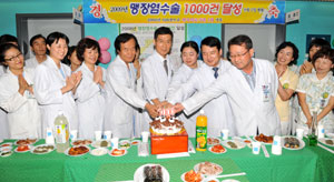 곽병원 곽동협 원장 등 의료진들이 17일 병원 3층 로비에서 
