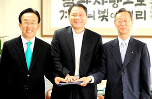 김관용 경북도지사(사진 왼쪽)와 이창영 매일신문사장(중앙), 최덕수 경상북도사회복지공동모금회장은 22일 매일신문사에서 