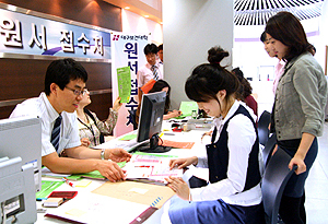 22일 전문대 수시모집 마감날 수험생들이 대구의 한 전문대에 원서를 접수하고 있다.