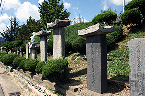 문경시 점촌 북초등학교 정문 앞에 19기의 유곡역 선정비가 서 있다. 임진왜란 때의 명장 곽재우도 유곡역 관리인 찰방을 지낸 바 있을 만큼 유곡역은 조선의 가장 중요한 역 중 한 곳이었다.