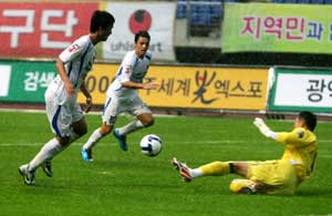 대구FC는 27일 광주 상무와의 원정 경기에서 이슬기와 레오가 합작한 결승골로 3연승을 질주했다. 대구FC 제공