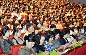 고교들의 학력과 대학 진학률 등의 차이가 갈수록 커지면서 학생, 학부모들의 관심도 커지고 있다. 사진은 이달 24일 대구학생문화센터에서 열린 계성고 입학전형 설명회에 참석한 학부모들. 이채근기자 mincho@msnet.co.kr