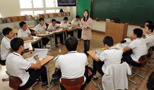 사교육 없는 학교를 시범 운영하고 있는 대구 칠성고의 장한숙 교사가 11명의 학생들과 끊임없이 질문을 주고받으며 국어 수업을 진행하고 있다. 정운철기자 woon@msnet.co.kr
