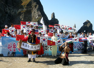 (picture) Multicultural family Dokdo Tour Team is showing the performance 