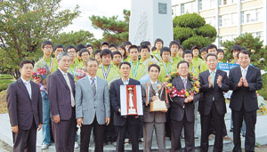 ▲28일 폐막한 제44회 전국기능경기대회에서 대구시가 종합 3위를 차지, 노동부장관배를 수상했다.