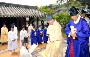 퇴계 이황 선생의 유덕(遺德)을 기리는 도산서원 향사례(享祀禮)가 29일 서원 건립 후 435년 만에 일반인에 처음 공개됐다. 헌관들이 퇴계 선생의 위패가 모셔진 상덕사(尙德祠)에서 재배를 마치고 문을 나서고 있다. 도산서원은 일반인의 참관을 쉽게 하기 위해 향사례 시간을 변경하고, 입재(入齋·향사에 참여할 수 있는 헌관과 축관, 유생 등이 서원 밖으로 나가지 않고 머무는 것)도 2박 3일에서 1박 2일로 줄였다. 이채근기자 mincho@msnet.co.kr