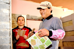 실직 상태인 박원섭(45·오른쪽)·이명숙(36) 부부는 대구직업전문학교에서 타일 작업 기술을 배우고 있다.