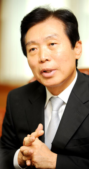 이인중 대구상의 회장은 지금이 대구경북을 재도약시킬 적기라며 각계 전문가들이 지혜를 모아 미래전략을 마련해야 한다고 강조했다. 이채근기자 mincho@msnet.co.kr