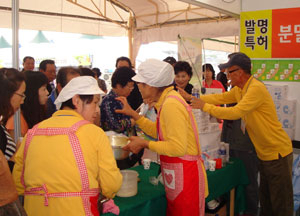 경북식품박람회에 참가한 방문객들이 순두부를 시식하고 있다.