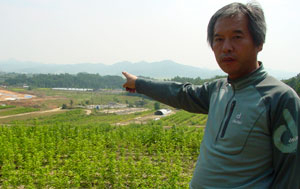 경북도 잠사곤충사업장 박기동 장장이 새로운 사업장이 들어서는 이전대상지를 설명하고 있다.