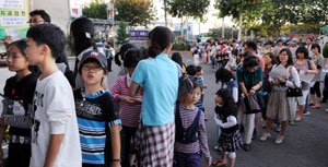 5일 오후 대구 북구 한국건강관리협회 북구지부에 시민들이 대거 몰려 독감예방접종을 기다리고 있다. 김태형기자 thkim21@msnet.co.kr