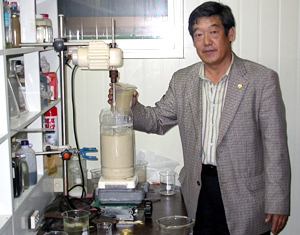 안창록 남영정밀화학 대표가 친환경 세제 대량생산을 앞두고 품질연구에 몰두하고 있다. 영천·민병곤기자