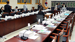 9일 오전 10시 경주문화재연구소에서 열릴 예정이었던 문화체육관광방송통신위원회의 문화재청 국정감사가 의원들의 도착이 늦어져 감사장이 썰렁한 분위기를 연출하고 있다. 이채근기자 mincho@msnet.co.kr