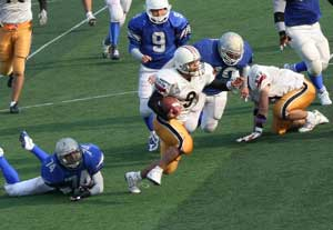 10일 대구한의대 구장에서 열린 제21회 대구경북대학 추계미식축구리그 결승전에서 경북대의 러닝백 이민우가 계명대의 라인배커 곽경영(74번)의 태클을 뿌리치고 계명대 진영으로 돌진, 두 번째 터치 다운을 성공시키고 있다. 대한미식축구협회 제공