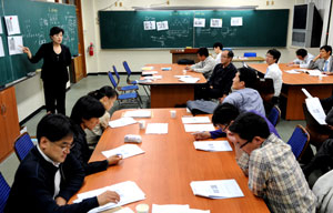 대구의 고교 수학교사들이 대구과학고 소강의실에서 실제 수업을 해 가며 수학 잘 가르치는 법에 대해 의견을 나누고 있다. 이채근기자 mincho@msnet.co.kr