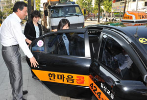 대구 브랜드택시 한마음콜을 이용하는 시민들이 늘고 있다. 13일 오전 중구 계산오거리 인근에서 여성들이 한마음콜 택시를 호출한 뒤 택시에 탑승하고 있다. 정운철기자 woon@msnet.co.kr
