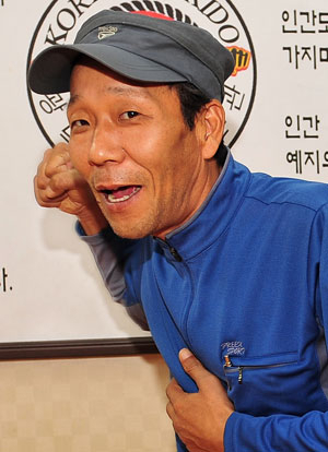 허영구씨가 도둑과의 당시 격투 상황을 재연하고 있다. 성일권기자 sungig@msnet.co.kr