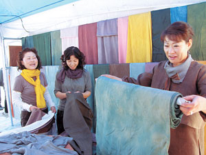 남옥선(오른쪽)씨가 풍기인삼축제장에서 천연염색된 풍기인견 제품을 홍보하고 있다.