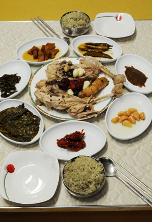 다양한 장아찌와 함께 낸 달기 한방백숙 상차림이 깔끔하다.