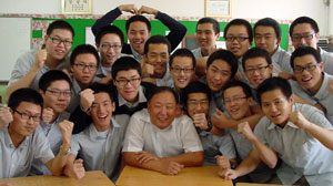 정민표 교감, 서창수 교감, 박성규 교장, 신진옥 전 담임 선생님과 이병철 씨.(왼쪽부터)