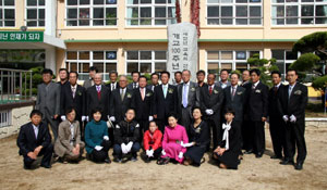 17일 개교 100주년을 맞은 김천 개령초교가 다양한 기념사업을 추진하며 새로운 도약을 준비하고 있다.