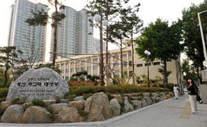 대구 중구 계산성당의 담장이 사라져 산뜻한 도심 경관을 연출하고 있다. 정운철기자 woon@msnet.co.kr