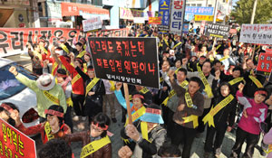 대구 달서시장 상인들이 20일 오후 달서구 본리동 현대볼링장 앞 인도에서 생존권을 위협하는 대형마트입점을 반대하며 시위를 벌이고 있다. 정운철기자 woon@msnet.co.kr