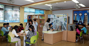영어체험실에서 영어동아리 활동을 하고 있는 진천초등학교 학생들.