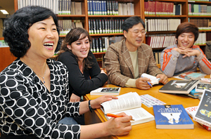 계명대 동산도서관의 김한림씨가 독서토론클럽 학생들, 구교태 교수와 함께 지난 주 읽은 책에 대해 이야기를 나누고 있다. 정운철기자 woon@msnet.co.kr