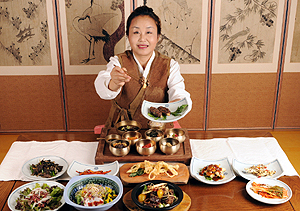 선비밥상과 인삼떡갈비를 소개하고 있는 약선연구가 박순화씨. 서울 궁중음식연구원과 한국전통음식연구소에서 궁중음식과 반가음식을 함께 배운 박씨는 고향인 영주 소백산으로 돌아와 20년간 인삼을 식재료로 한 약선개발에 힘을 쏟았다. 인천 계양동에 분점을 내기도 한 박씨는 