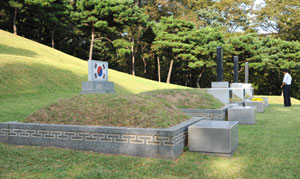 서울 용산구 효창공원에 있는 안중근 의사 가묘(假墓). 백범 김구 선생이 1946년 유해 봉환을 고려해 삼의사(이봉창·윤봉길·백정기)묘 옆에 만든 것이다.