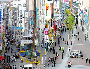 대구 동성로가 걷고 싶은 거리로 거듭났다. 노점상 등으로 혼잡했던 때와 비교하면 상전벽해다. 디자인 개선 전후 동성로 모습. 이채근 기자