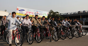 구미 국가산업3단지 내 삼성광통신 임직원들이 자전거 함께 타기 운동 등 BBC(Bus, Bicycle, Carpool) 캠페인을 펴고 있다. 삼성광통신 제공