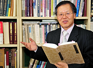 야담 연구로 교육과학기술부와 한국연구재단의 우수학자로 선정된 영남대 이강옥 교수가 야담의 가치에 대해 설명하고 있다. 성일권기자 sungig@msnet.co.kr