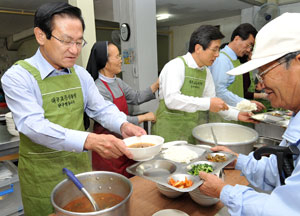 이귀남(왼쪽) 법무부 장관이 30일 무료급식시설인 대구 중구 요셉의 집에서 앞치마를 두르고 어르신들에게 배식 봉사를 하고 있다. 정운철기자 woon@msnet.co.kr